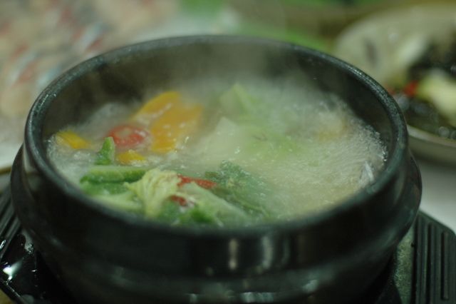 뚝배기에 펄펄 끓여 낸 뜨끈한 국물 한 그릇 — 이른 아침 속을 데우기에 좋다
