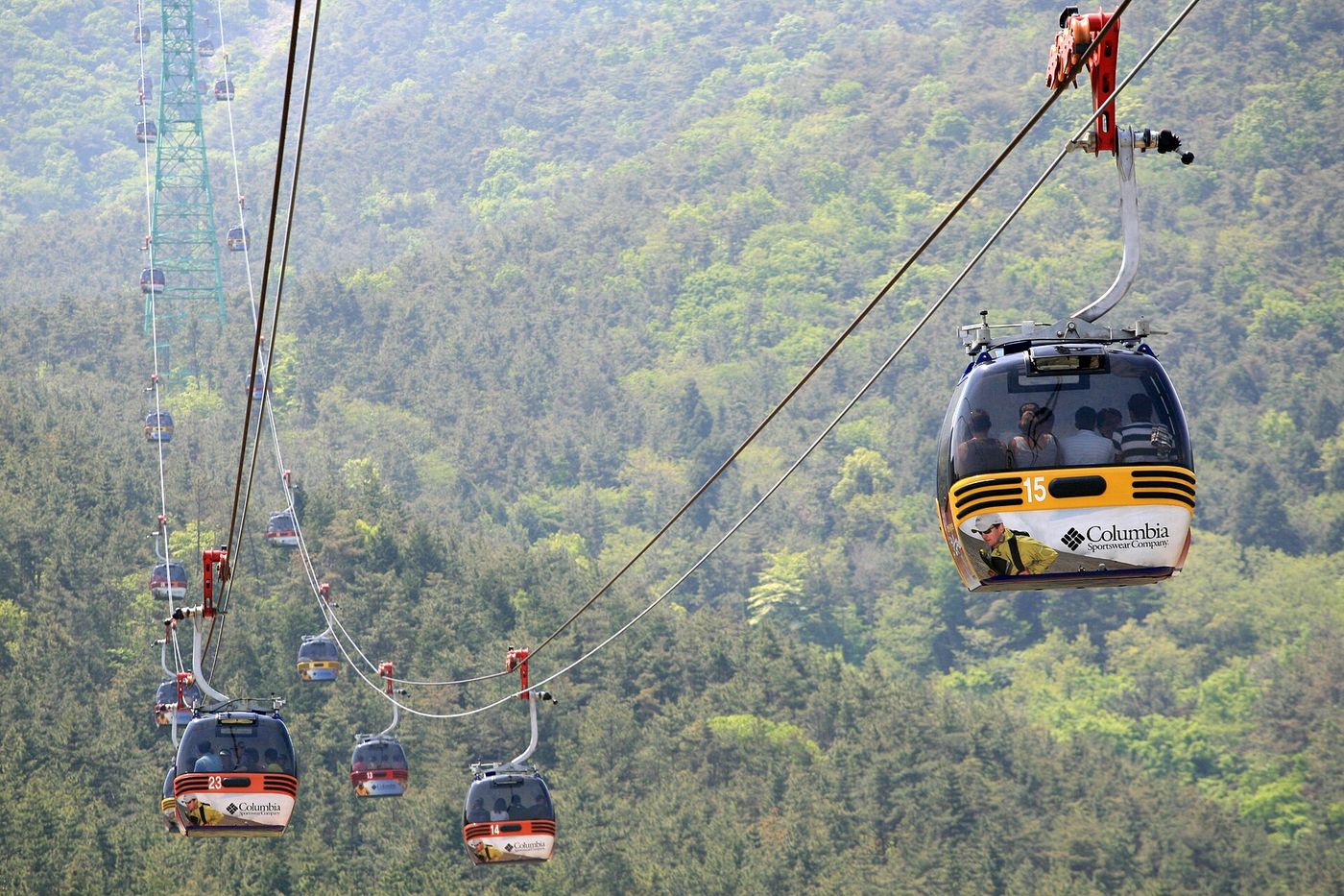 미륵산을 오르는 케이블카 곤돌라 — 산허리를 타고 정상으로 향한다