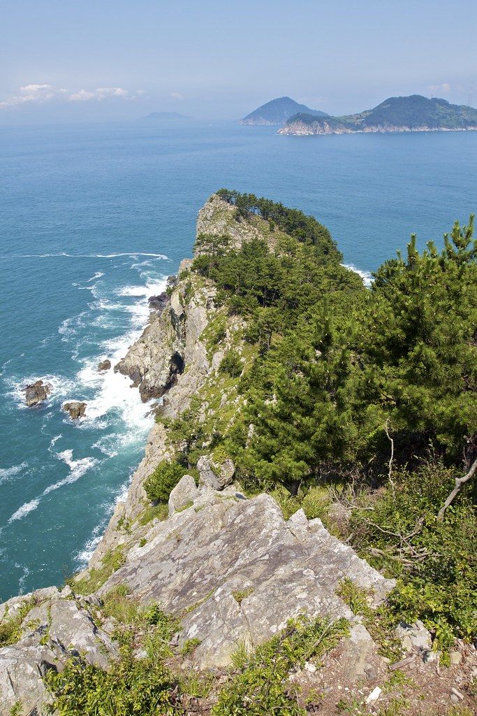 비진도 산길에서 본 해안 절벽과 다도해 — 트인 바깥바다가 한눈에 펼쳐진다