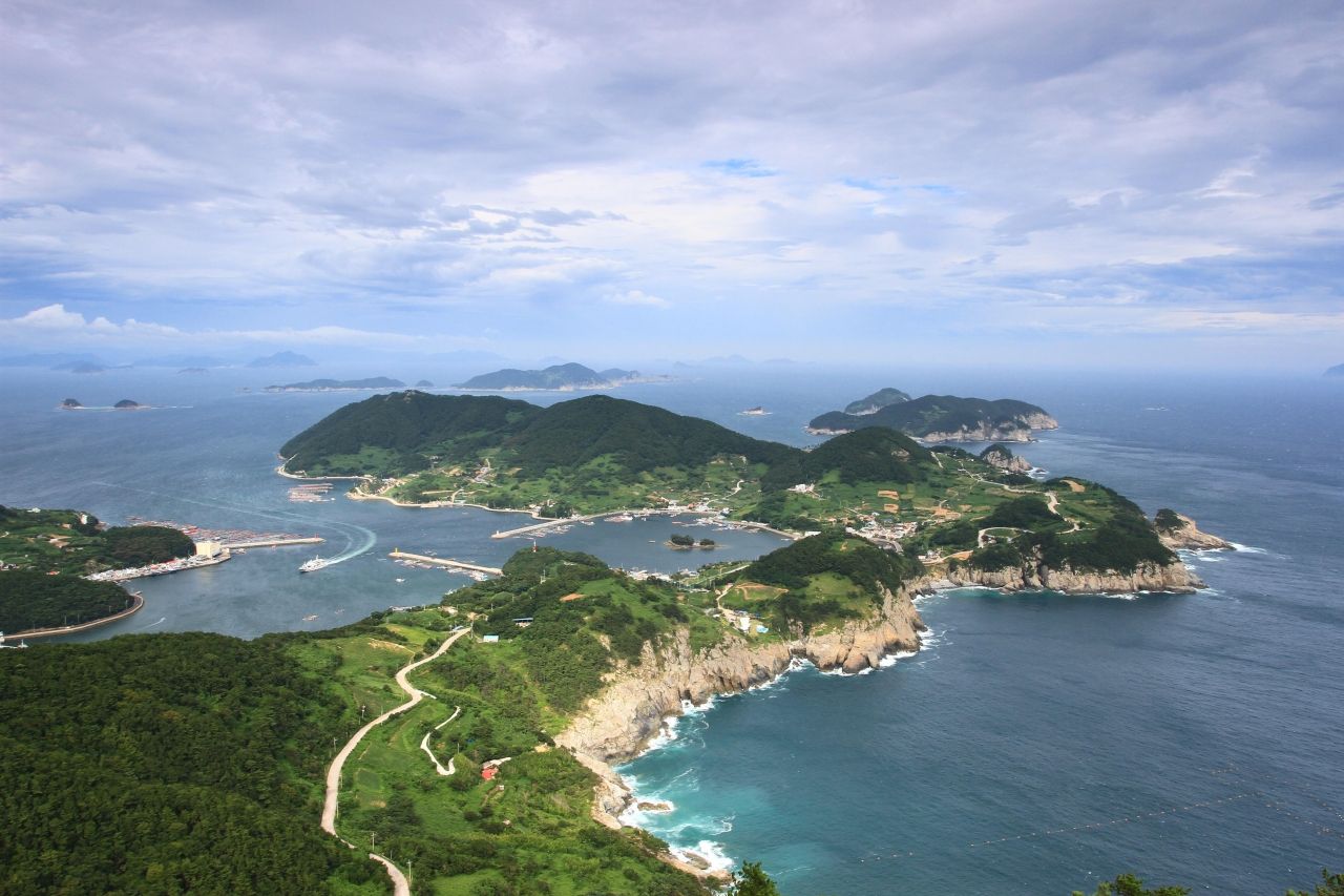 높은 곳에서 내려다본 욕지도 — 항구와 해안도로, 다도해가 한눈에 펼쳐진다