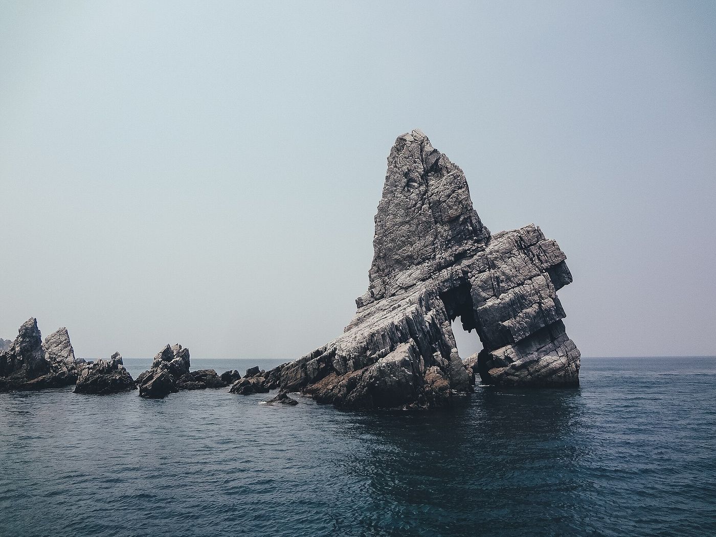 저동 앞바다의 해안 기암 — 구멍이 뚫린 바위 사이로 파도가 드나들어 촛대바위 일대의 절경을 이룬다