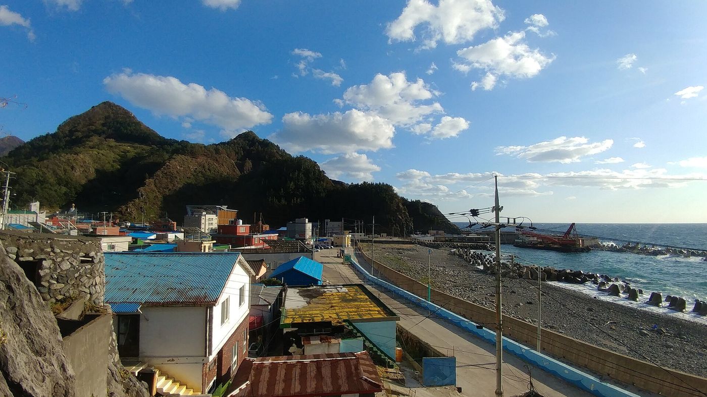태하 어촌 마을 — 몽돌 해변과 방파제를 낀 조용한 포구에 저녁빛이 든다