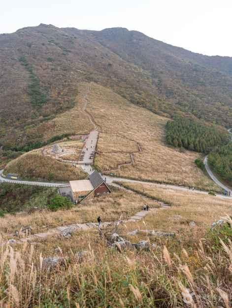 간월재 억새 능선 — 은빛 억새밭 사이로 대피소와 등산로가 난 가을 고갯마루