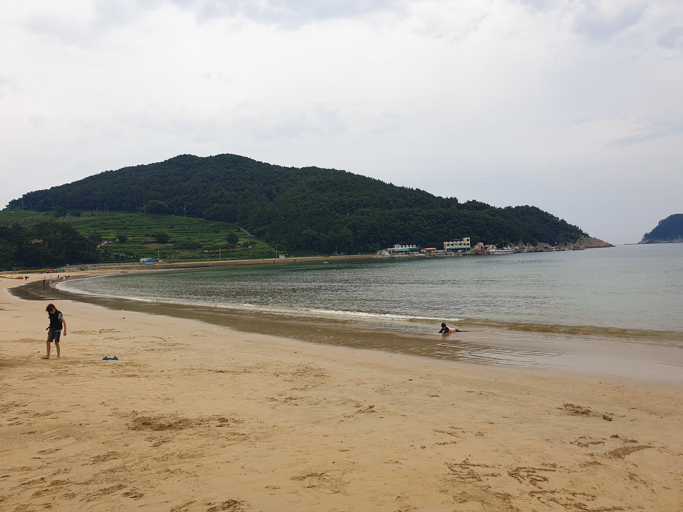 상주은모래비치 — 남해 금산 자락 아래 은빛 모래가 반달처럼 휘어진 해변