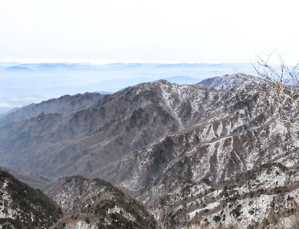 눈 덮인 치악산 바위 능선 — 겨울이면 우람한 암릉 위로 상고대가 하얗게 피어난다