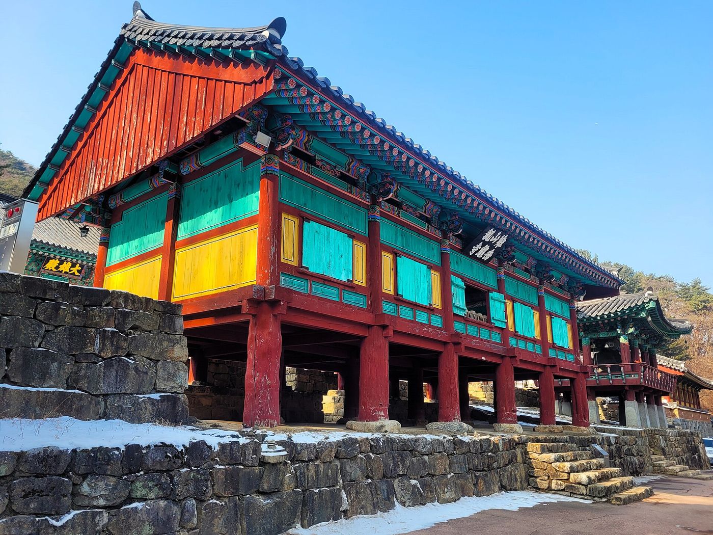 계곡 위 높은 축대에 올려 세운 구룡사 보광루 — 단청 고운 누각이 바위 봉우리를 배경으로 섰다