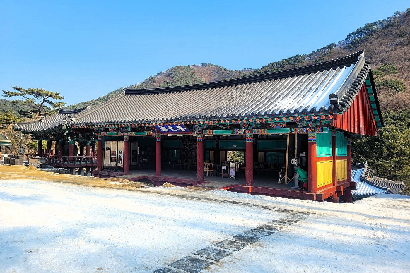 눈 내린 구룡사 마당과 전각 — 겨울 산사의 고요가 단청과 흰 눈 사이에 내려앉았다