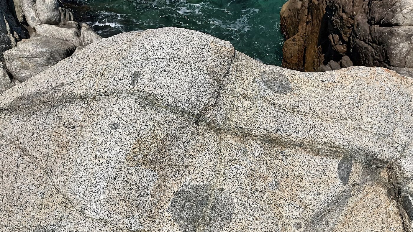 블루로드가 지나는 갯바위 해안 — 청록빛 바닷물이 화강암 바위 사이로 밀려든다