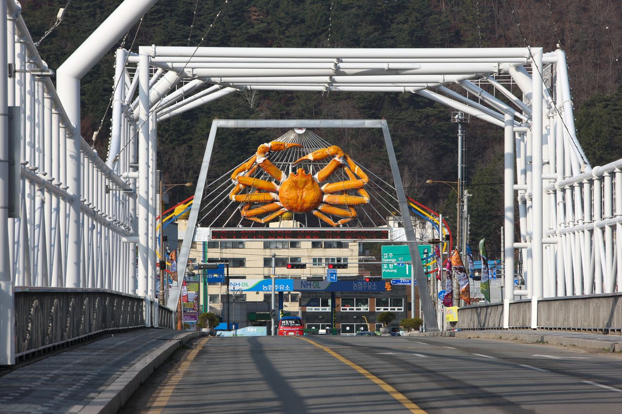 강구대교 위에서 올려다본 영덕대게거리의 대게 조형물