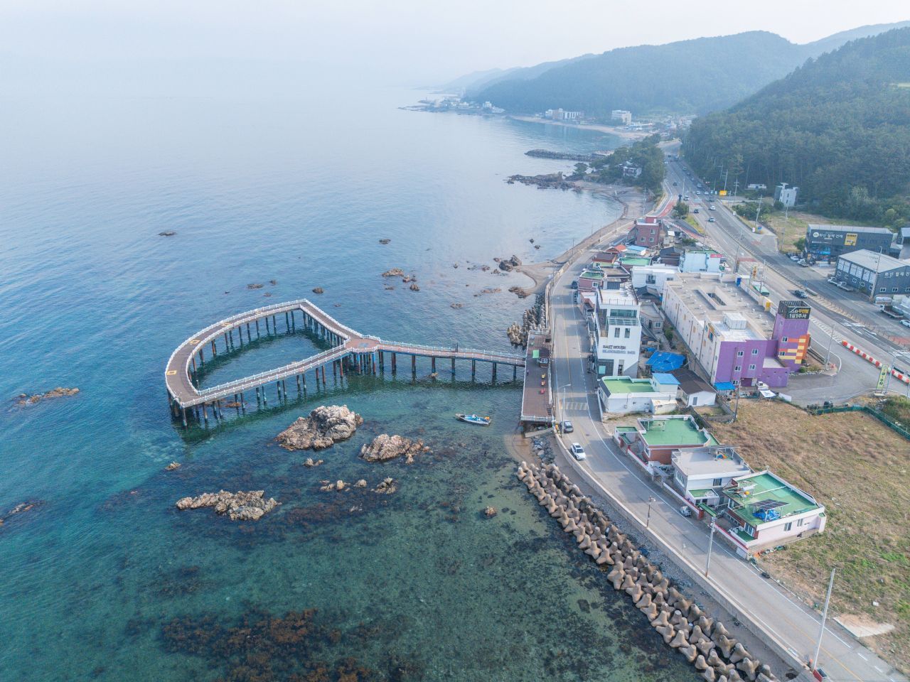 바다 위로 뻗은 해상 산책 데크 — 해안을 따라 걷는 길이 이어진다