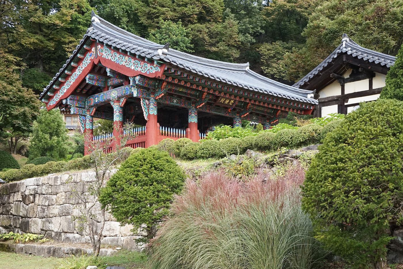 부석사 안양루 — 단청이 고운 누각에 오르면 발아래로 소백산 능선이 겹겹이 펼쳐진다