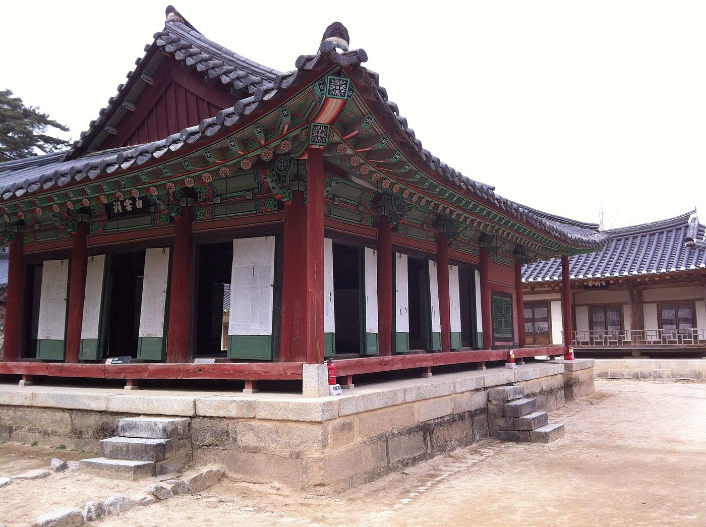 소수서원 강학당 — 단정한 기와집에서 선비들이 글을 읽고 학문을 익혔다