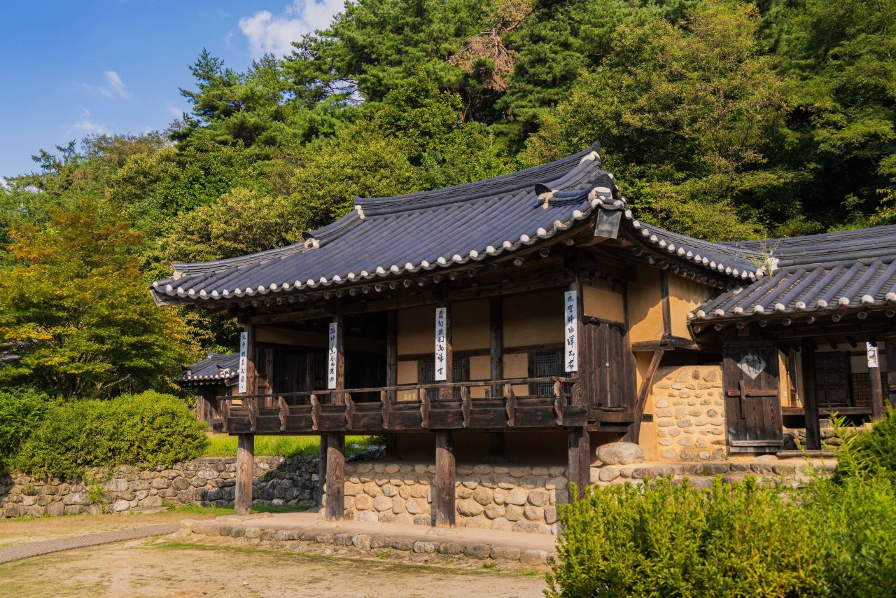 선비촌 기와집 — 솟을대문과 누마루를 갖춘 반가의 집