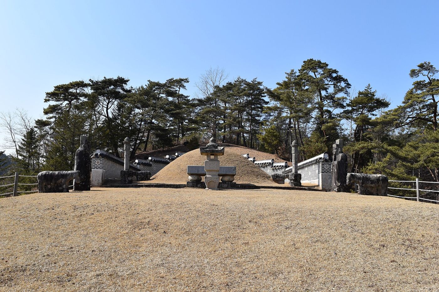 장릉 — 산비탈 솔숲에 조촐하게 앉은 단종의 왕릉(조선왕릉 세계유산)