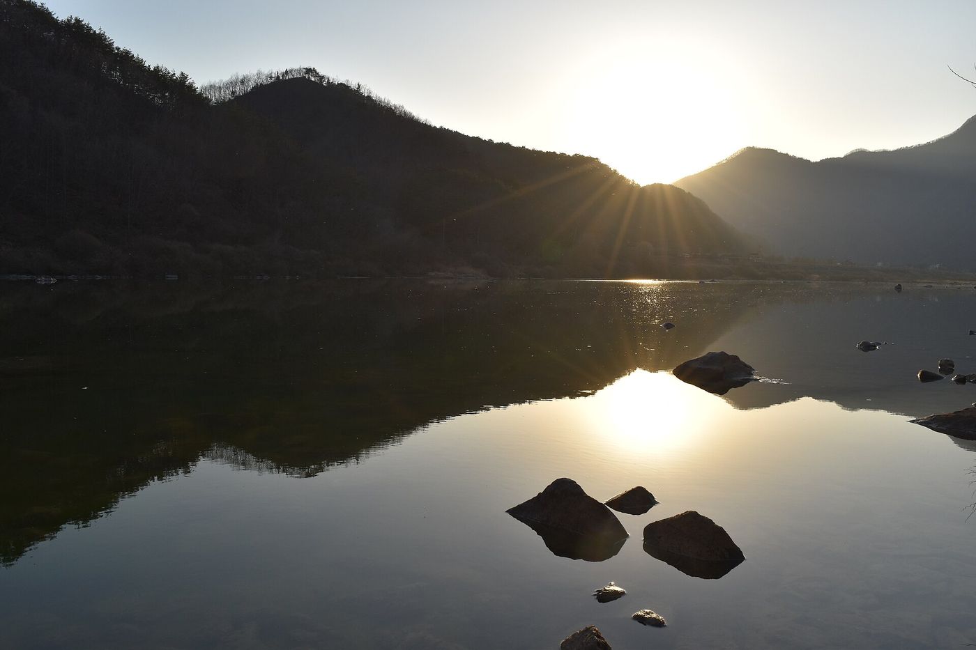 산마루로 해가 걸린 동강 — 잔잔한 수면에 아침 햇살이 통째로 담긴다