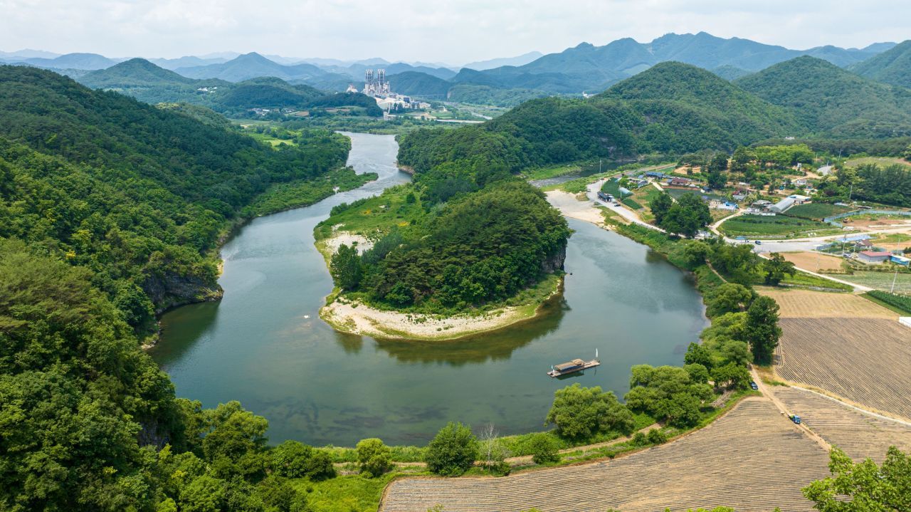 낮에 본 한반도지형 — 반도 둘레를 도는 전통 뗏목 한 척