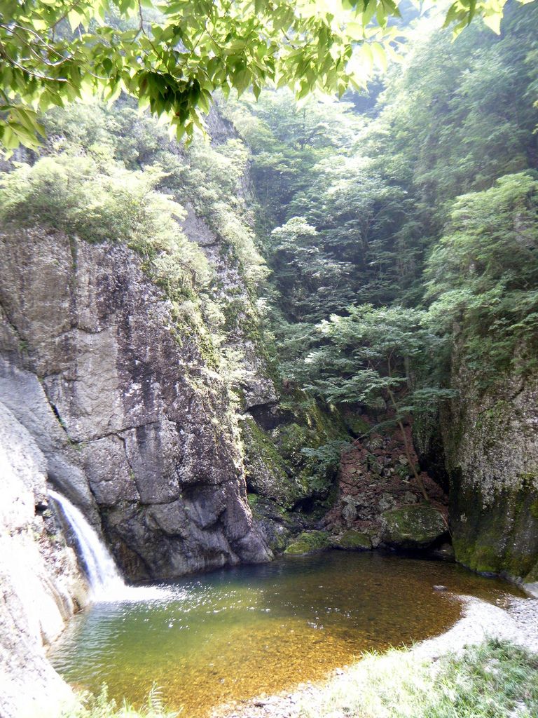 청송 주왕산 폭포 — 바위가 항아리처럼 패인 못으로 물이 떨어진다