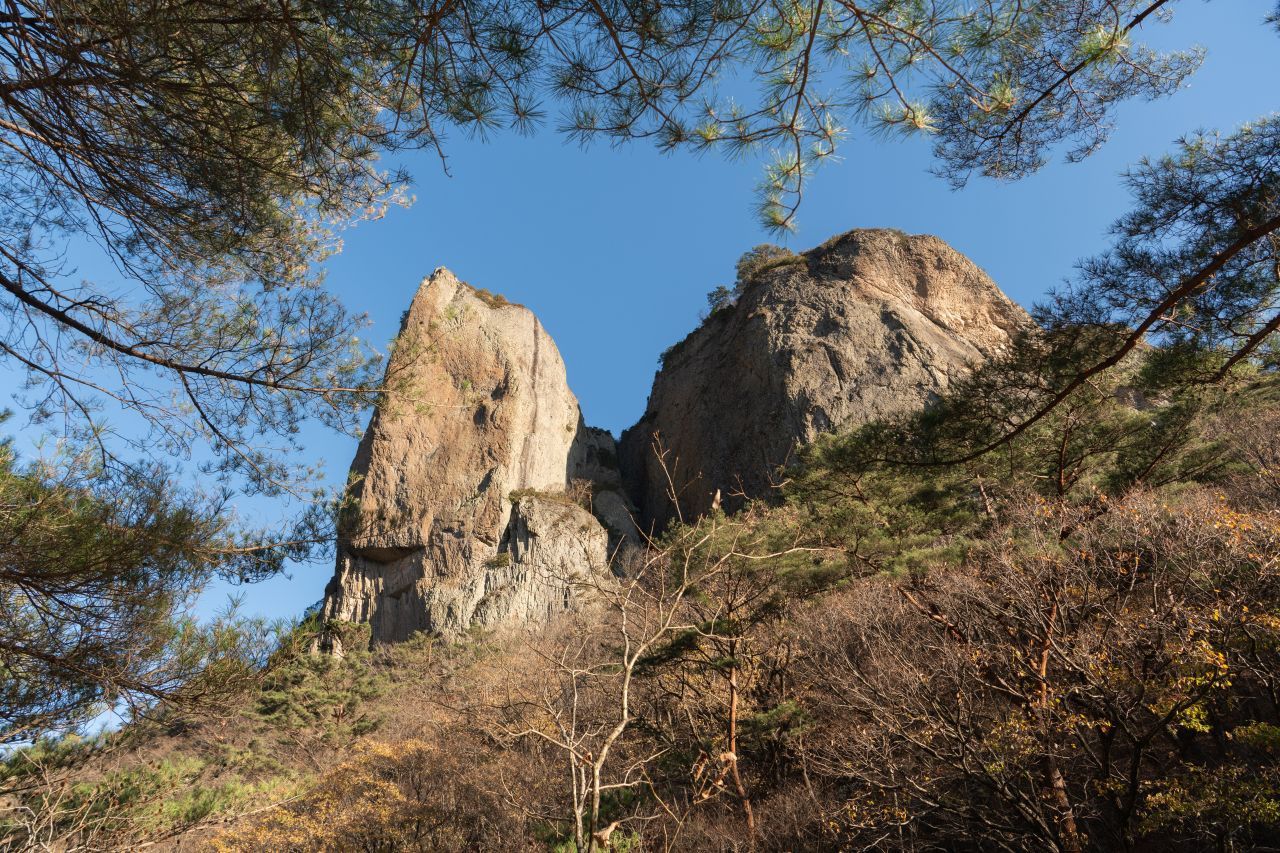 주왕산 국립공원 — 골짜기로 들어설수록 좁아드는 바위 협곡