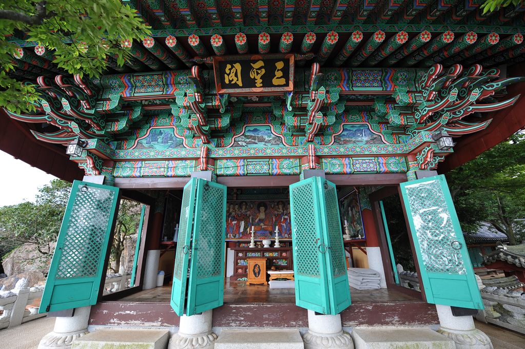 바다를 향해 앉은 향일암 전각, 청록 문살이 화려하다