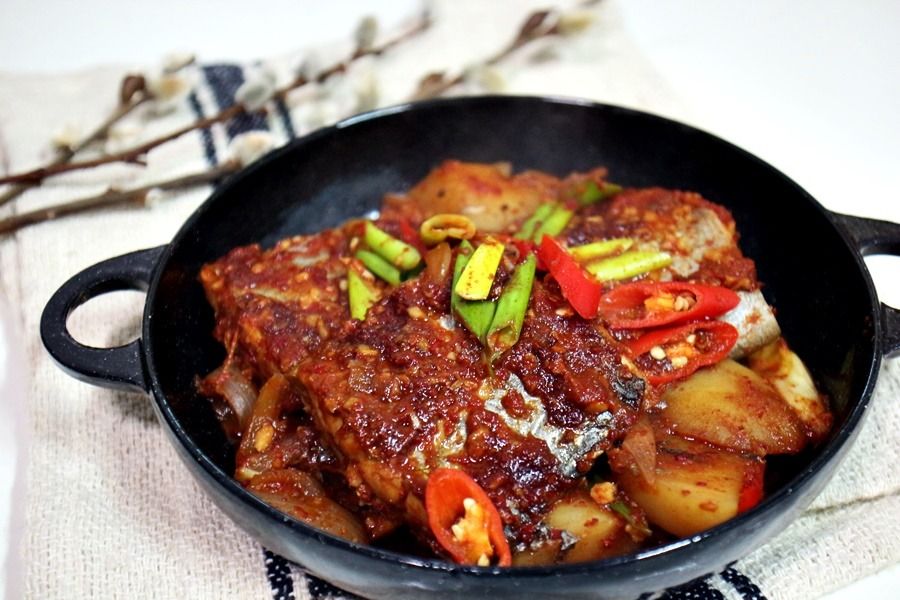 갈치조림 — 무와 감자를 깔고 칼칼하게 조린 남해 갈치 한 냄비