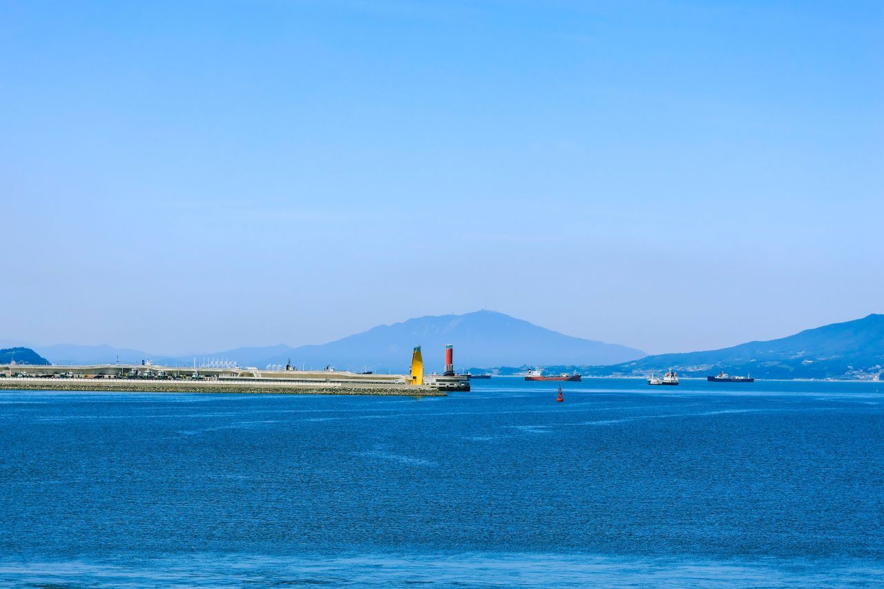 오동도 — 방파제로 이어진 작은 동백섬
