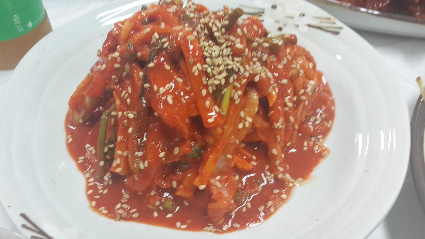 여수식 서대회 — 납작한 가자미류 생선을 채소와 막걸리식초로 새콤하게 무쳐 낸 남도 향토 음식
