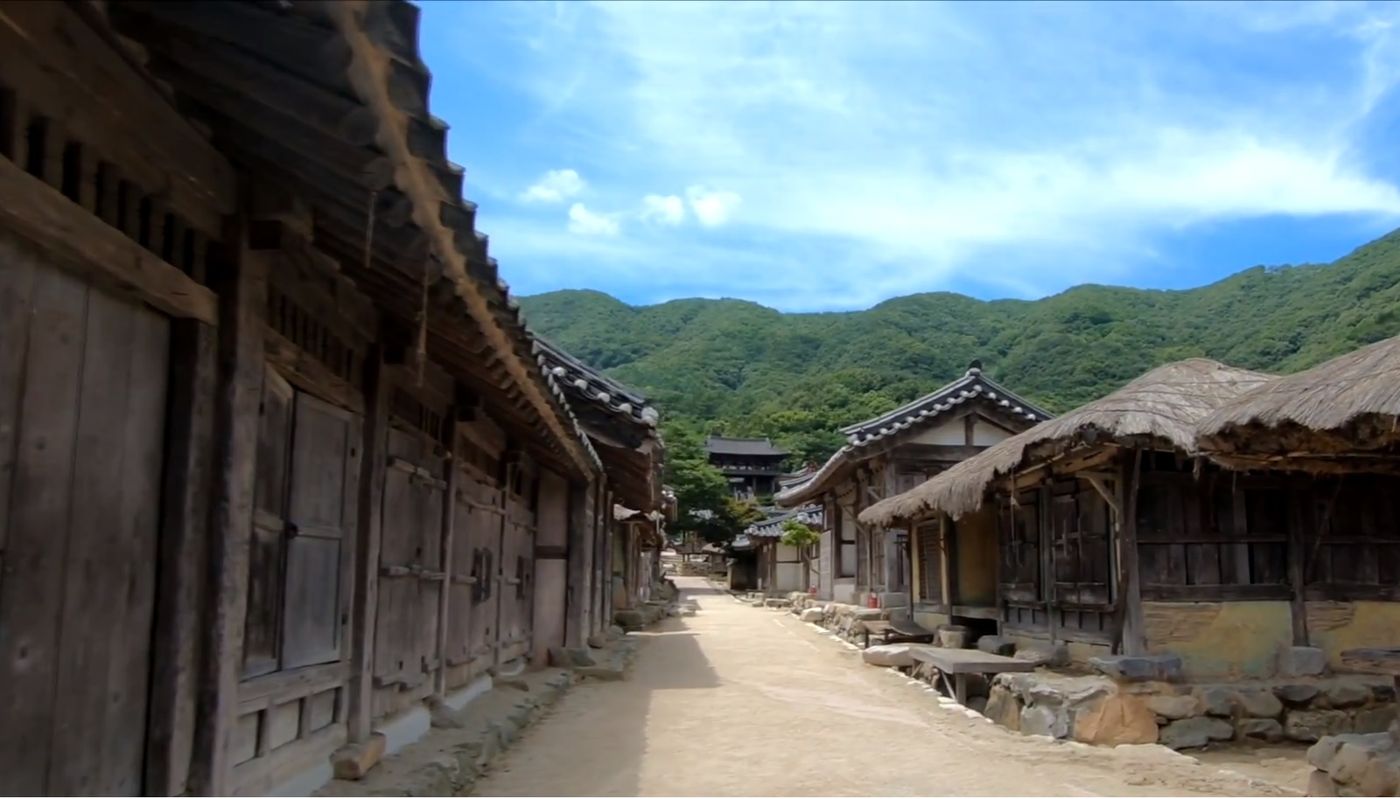 산자락을 따라 이어지는 기와·초가 저잣거리 세트