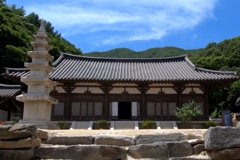 삼층석탑과 단정한 사찰 건물 세트