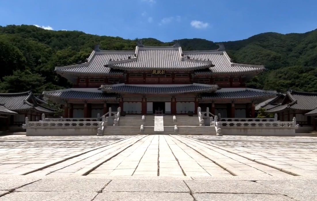 품계석이 늘어선 마당과 웅장한 궁궐 정전 세트