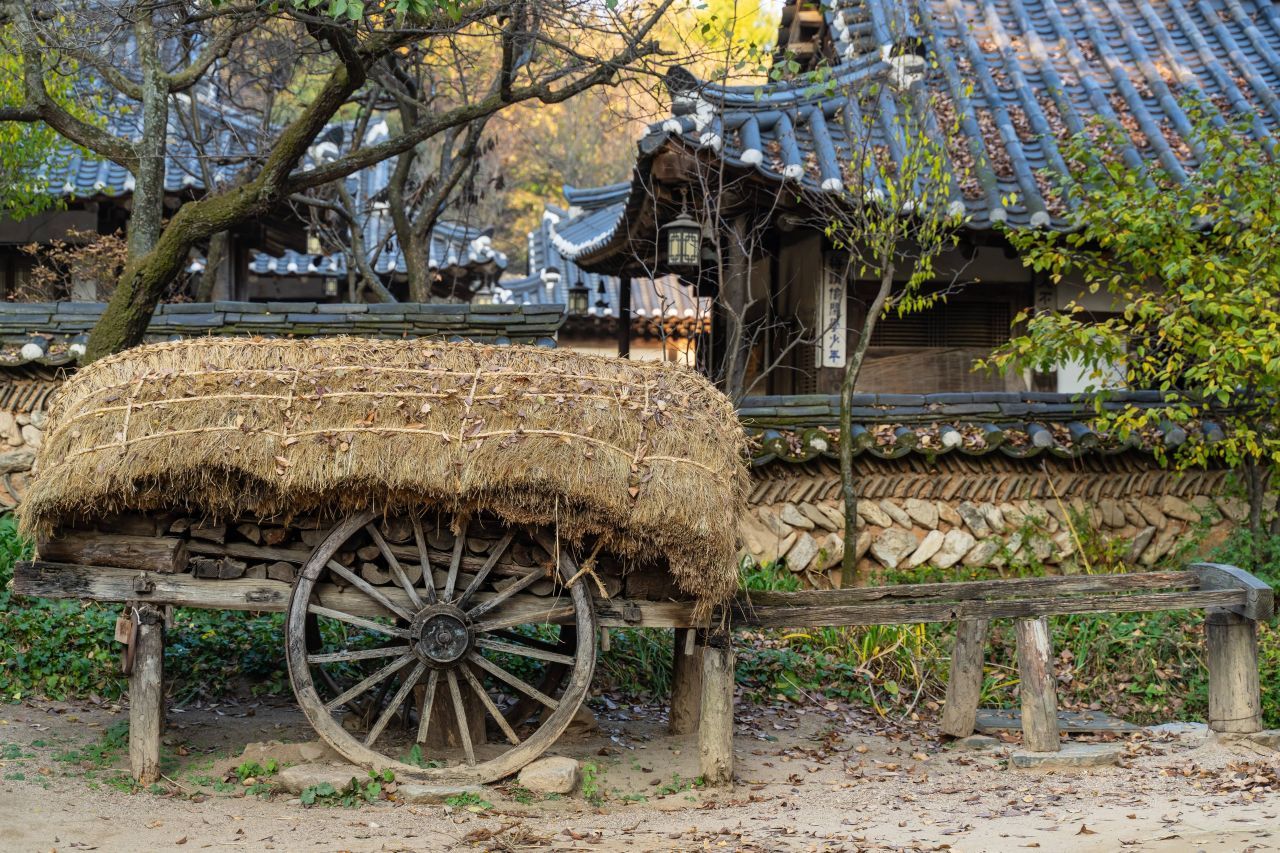 볏짚을 얹은 소달구지와 기와집, 옛 마을의 살림